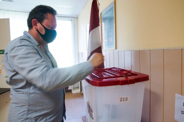 Zemu aktivitāti vēlētāju vidū prognozēja jau iepriekš, tomēr balsojuma apmeklējums krities līdz rekordzemiem rādītājiem, tik tikko pārsniedzot 34% - Sputnik Latvija
