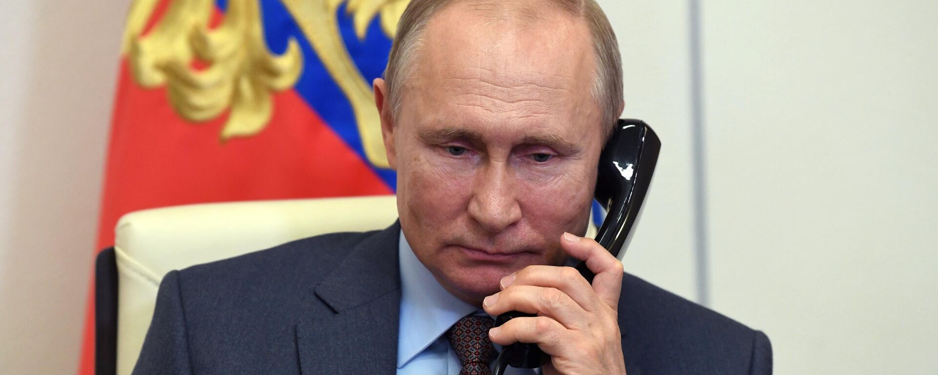 Президент РФ Владимир Путин во время телефонной беседы - Sputnik Латвия, 1920, 07.06.2021