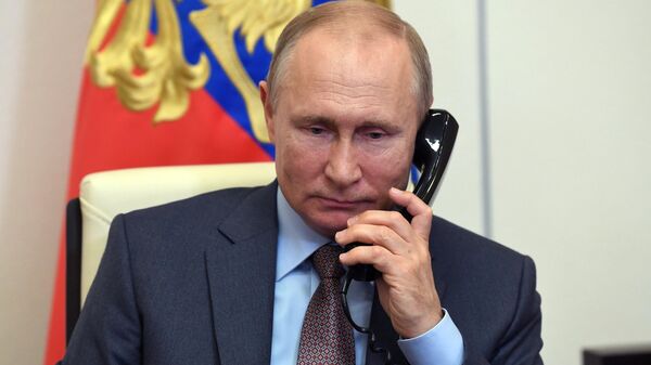 Президент РФ Владимир Путин во время телефонной беседы - Sputnik Латвия