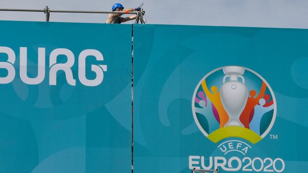 Монтаж сцены в футбольной деревне фестиваля UEFA EURO 2020 в Санкт-Петербурге. - Sputnik Латвия