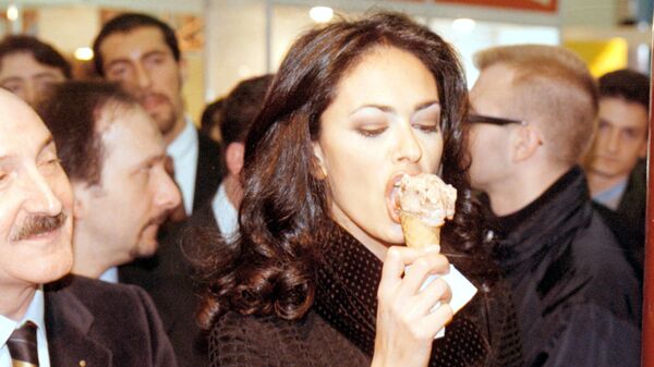 Итальянская актриса Мария Грация Кучинотта во время поедания мороженого в Римини  - Sputnik Latvija