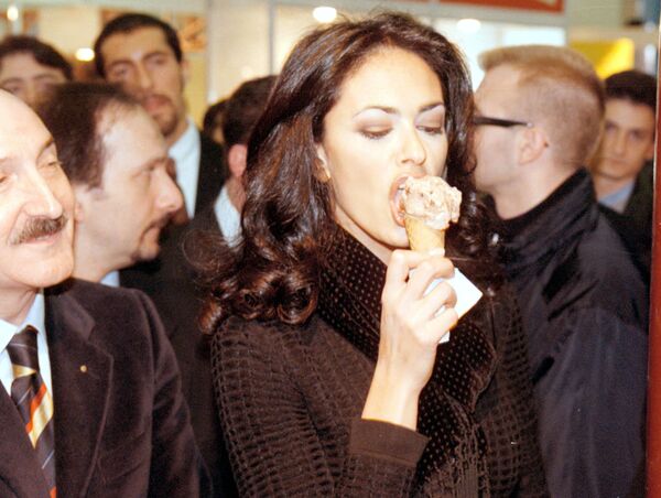 Итальянская актриса Мария Грация Кучинотта во время поедания мороженого в Римини, 24 января 1998 года. - Sputnik Латвия