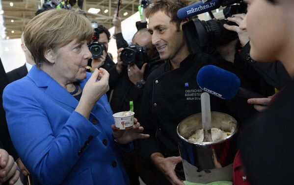 Канцлер Германии Ангела Меркель во время поедания мороженого в Мюнхене, 13 марта 2015 года. - Sputnik Латвия
