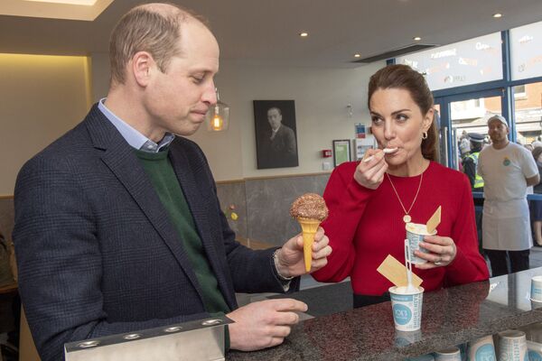 Принц Уильям с женой Кэтрин во время поедания мороженого в Южном Уэльсе, 4 февраля 2020 года. - Sputnik Латвия