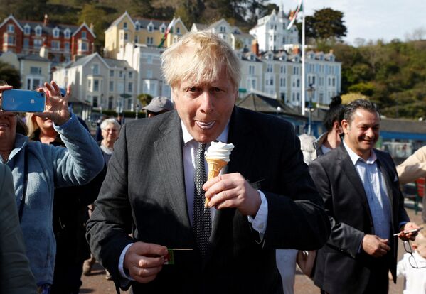 Премьер-министр Великобритании Борис Джонсон во время поедания мороженого в Северном Уэльсе, 26 апреля 2021 года. - Sputnik Латвия