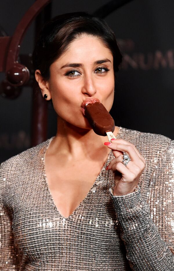 Индийская актриса Карина Капур ест мороженое в Нью-Дели, 18 февраля 2015 года. - Sputnik Латвия