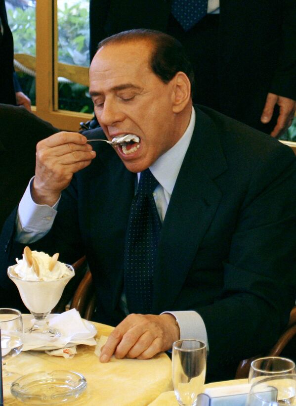 Итальянский политик Сильвио Берлускони во время поедания мороженого в Неаполе, 5 мая 2006 года. - Sputnik Латвия