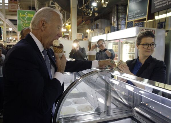 Вице-президент Джо Байден ест мороженое в Огайо, 12 января 2012 года. - Sputnik Латвия