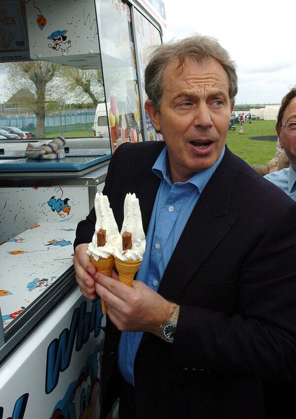 Премьер-министр Великобритании Тони Блэр во время покупки мороженого в Гиллингеме, 2 мая 2005 года. - Sputnik Латвия
