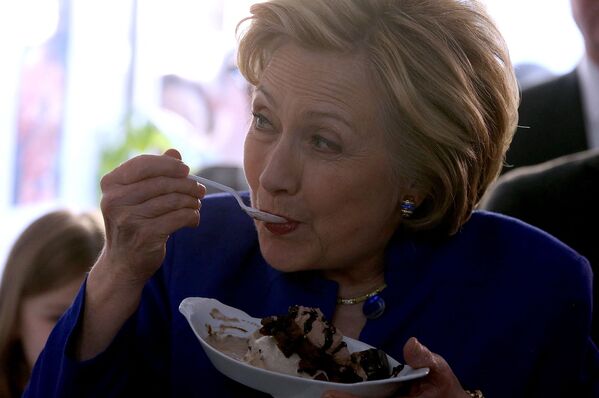 Кандидат в президенты США Хиллари Клинтон во время поедания мороженого в Нью-Йорке, 18 апреля 2016 года. - Sputnik Латвия