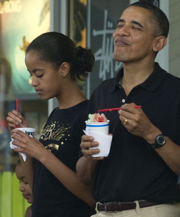  ASV prezidents Baraks Obama kopā ar meitu mielojas ar saldējumu Havajās, 2010. gada 27. decembris - Sputnik Latvija