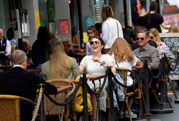  Cilvēki atpūšas kafejnīcas terasē South Bank ielā Londonā, Lielbritānija  - Sputnik Latvija