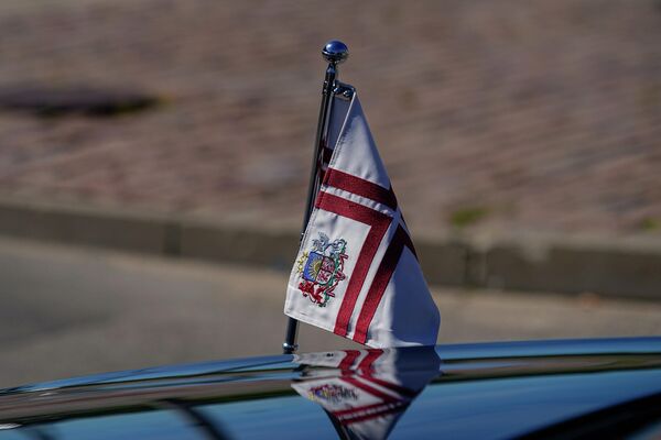 Saeimas priekšsēdētāja karodziņš pie automašīnas - Sputnik Latvija