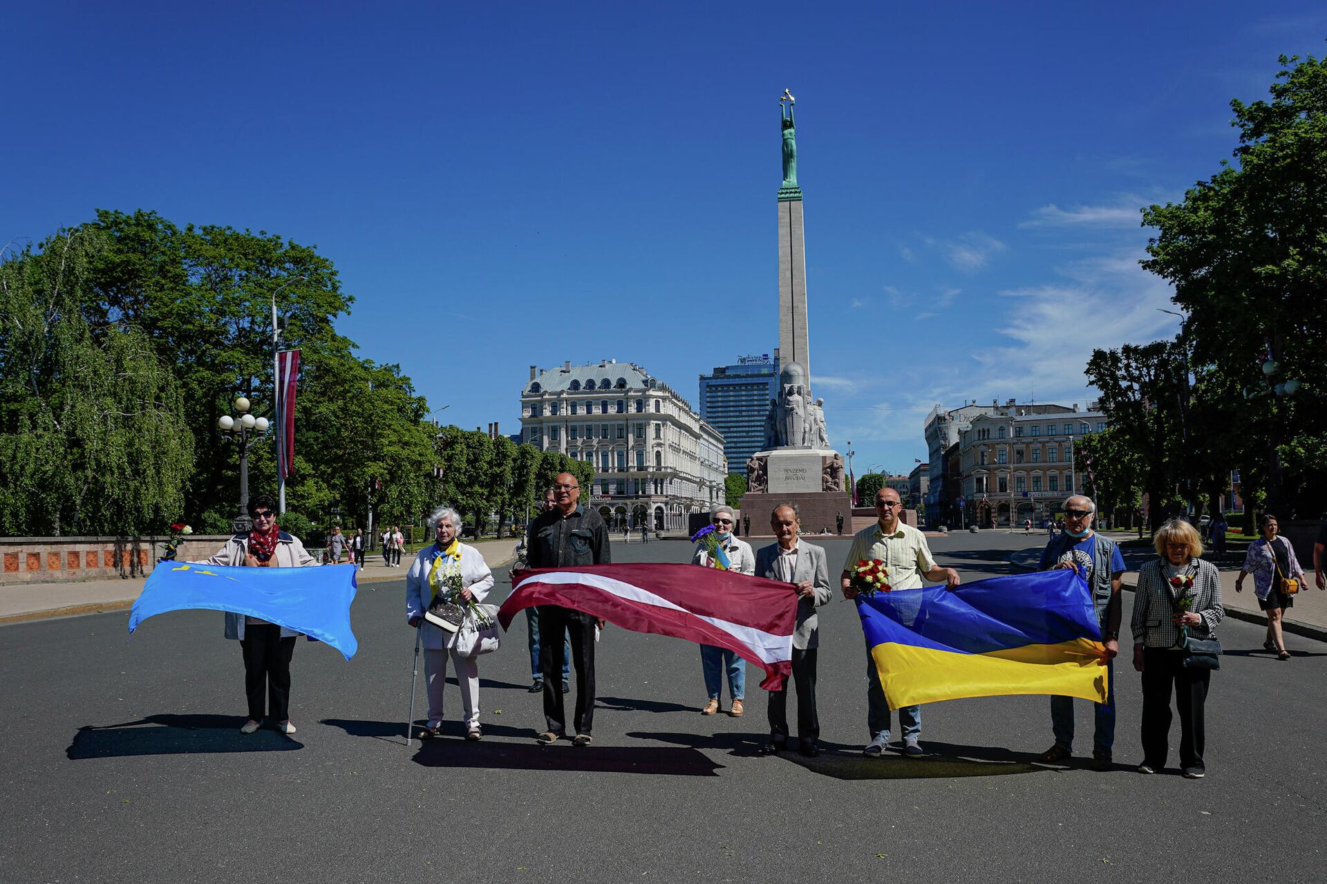  Представители украинского общества пришли возложить цветы к памятнику Свободы - Sputnik Латвия, 1920, 15.06.2021