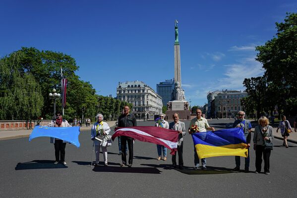 Ukraiņu biedrības pārstāvji ieradušies, lai noliktu ziedus pie Brīvības pieminekļa Ukraiņu biedrības pārstāvji ieradušies, lai noliktu ziedus pie Brīvības pieminekļa - Sputnik Latvija