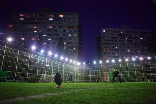  Krievu fotogrāfes Kristīnas Bražņikovas darbs &quot;Laukumā viss iespējams&quot; kategorijā &quot;Sports, sērijas&quot;. - Sputnik Latvija