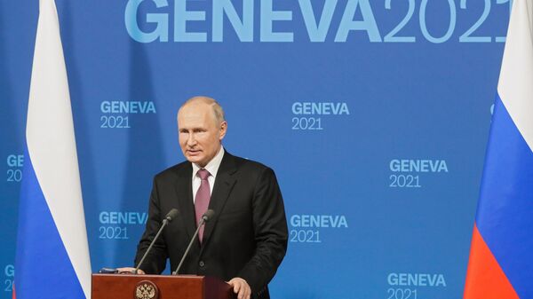 Krievijas prezidents Vladimirs Putins atbild uz žurnālistu jautājumiem Ženēvā - Sputnik Latvija