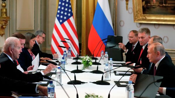 Участники российско-американских переговоров в расширенном составе на саммите в Женеве - Sputnik Латвия