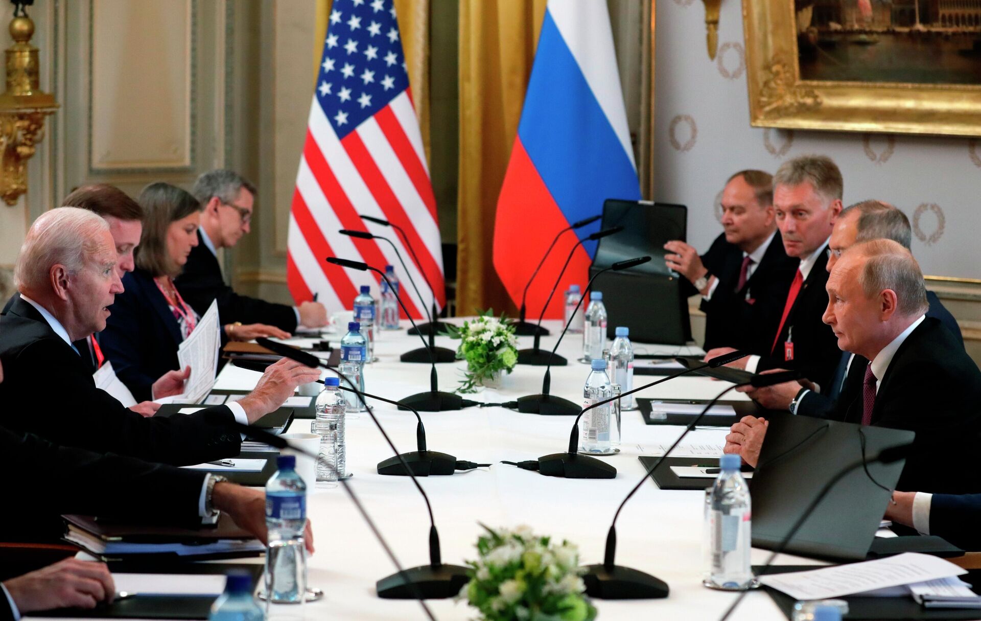 Участники российско-американских переговоров в расширенном составе на саммите в Женеве - Sputnik Латвия, 1920, 17.06.2021