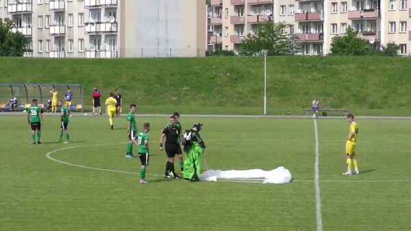 В Польше парашютист приземлился на футбольное поле во время матча и получил желтую карточку
 - Sputnik Latvija