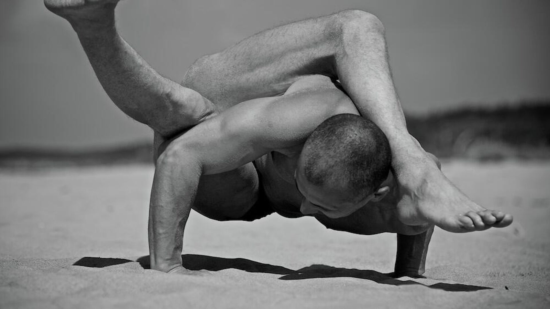 Cinco beneficios de practicar el naked yoga