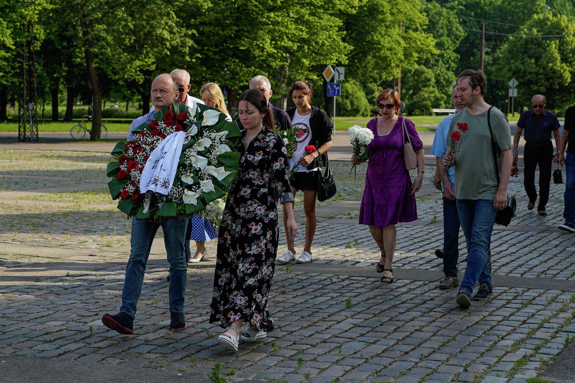 22 июня, в День памяти и скорби, временный поверенный в делах РФ в Латвии Вадим Васильев, представители РСЛ и Рижской общественности возложили венки и цветы к монументу Освободителям, в память о начале Великой Отечественной войны 22 июня, в День памяти и скорби, временный поверенный в делах РФ в Латвии Вадим Васильев, представители РСЛ и Рижской общественности возложили венки и цветы к монументу Освободителям, в память о начале Великой Отечественной войны - Sputnik Латвия, 1920, 23.06.2021