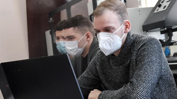 Студенты в масках - Sputnik Латвия