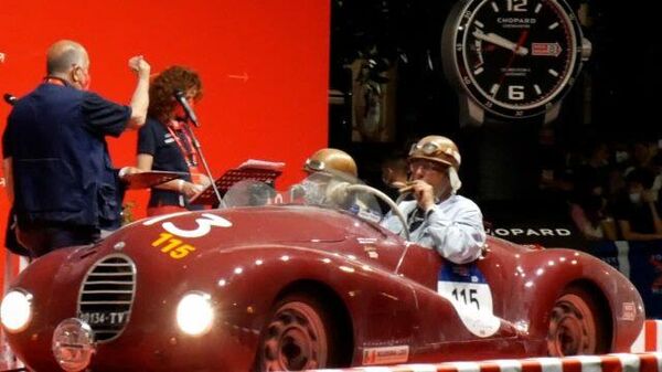 Ceļojums laikā: retromašīnas sacīkstēs Mille Miglia - Sputnik Latvija