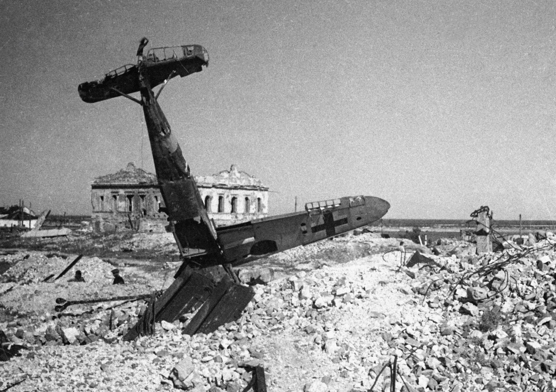 Гитлеровский самолет, сбитый в бою над Сталинградом. - Sputnik Latvija, 1920, 27.06.2021