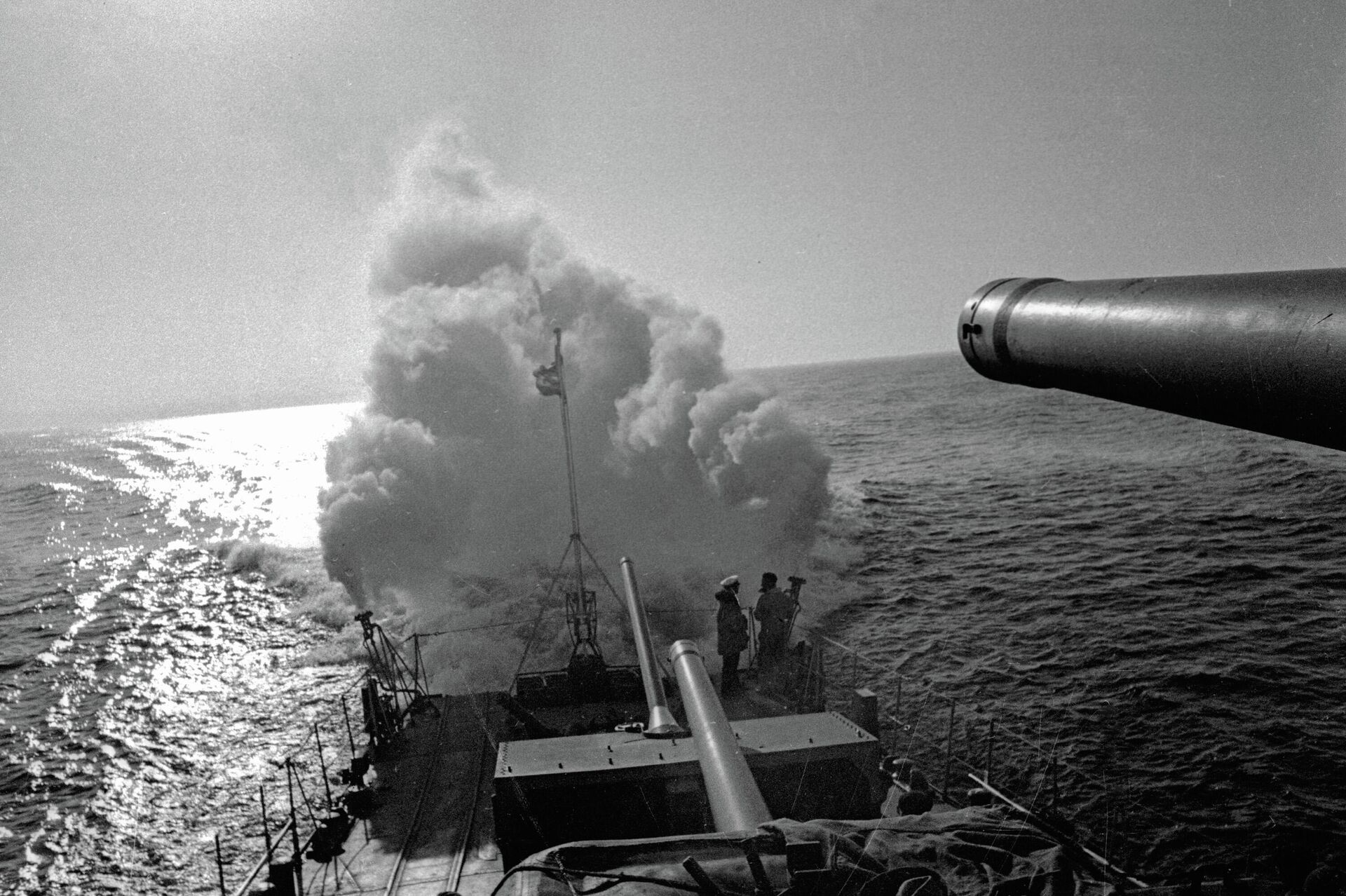 Эскадренный миноносец Балтийского флота ставит в море дымовую завесу во время Великой Отечественной войны. - Sputnik Latvija, 1920, 27.06.2021