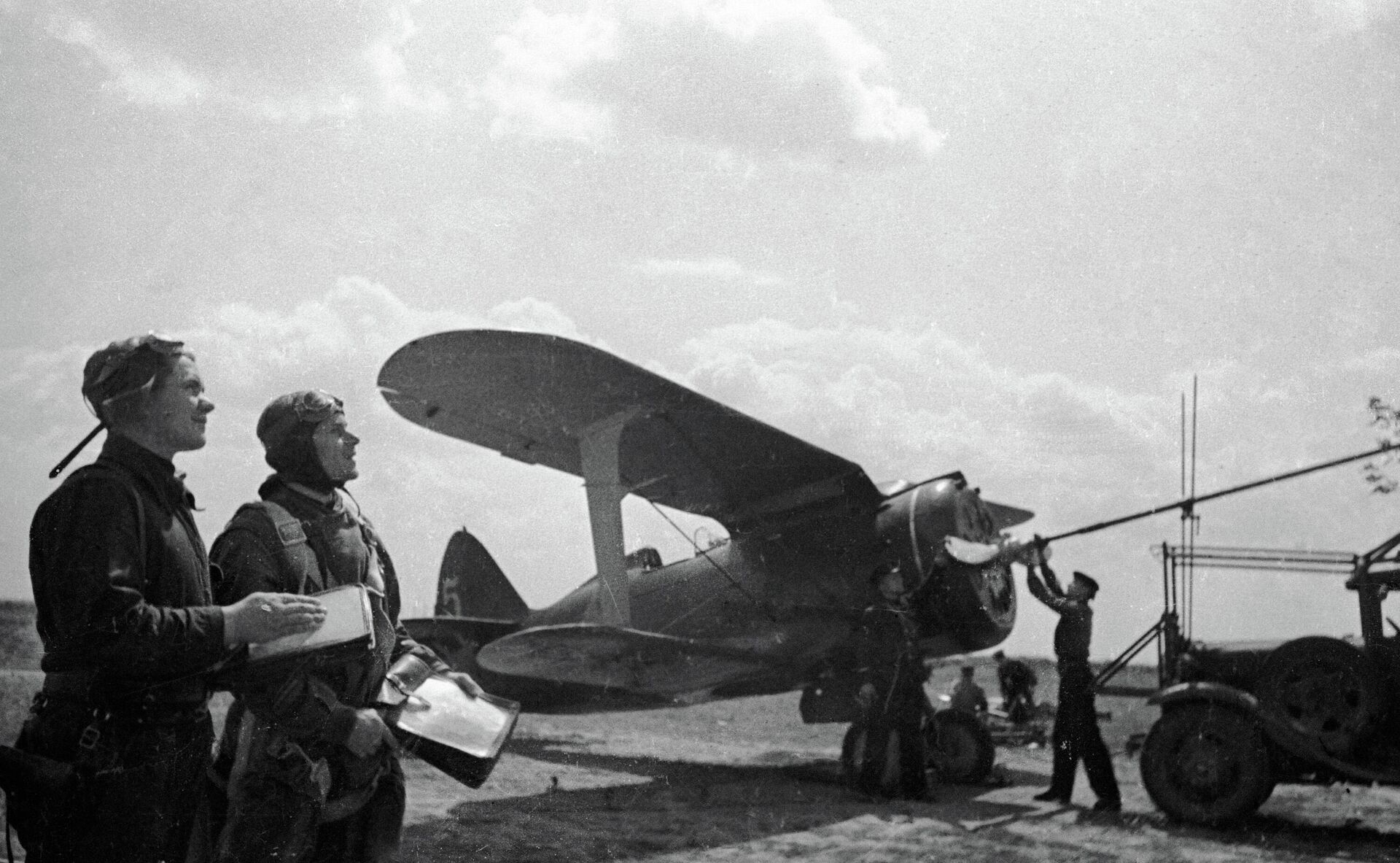 Летчики готовят самолет к боевому вылету - Sputnik Latvija, 1920, 27.06.2021