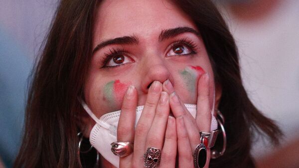 Болельщица Италии реагирует на то, как она смотрит матч на большом экране в Риме - Sputnik Latvija