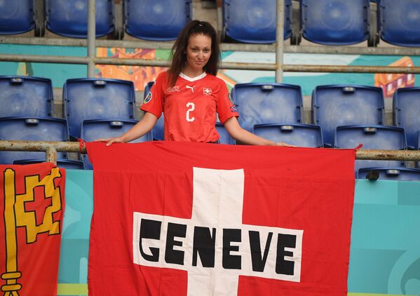 Болельщица из Швейцарии позирует на трибуне перед матчем в Риме. - Sputnik Латвия