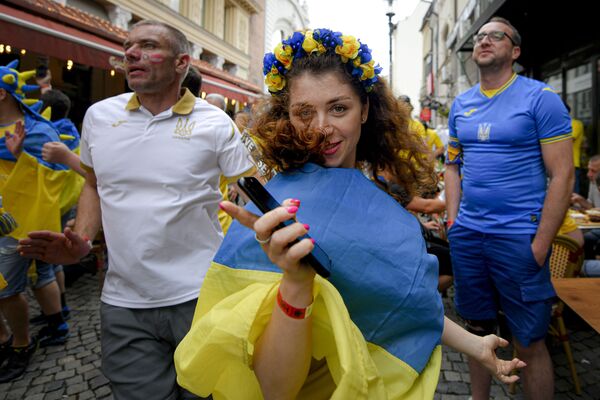  Ukrainas izlases līdzjutēji dejo pirms spēles Bukarestē. - Sputnik Latvija