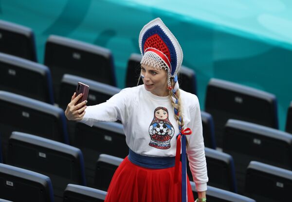 Российская болельщица перед матчем в Санкт-Петербурге. - Sputnik Латвия