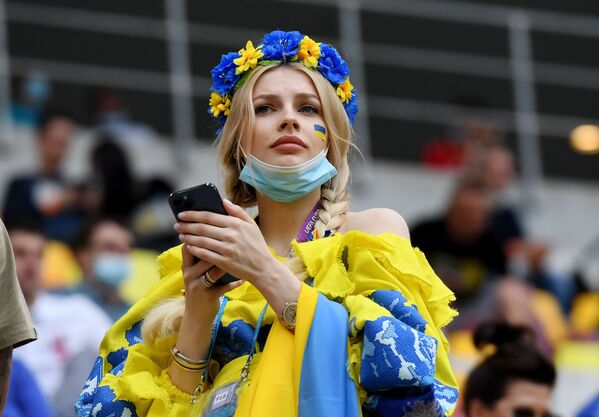  Ukrainas futbola izlases līdzjutēja Bukarestē. - Sputnik Latvija