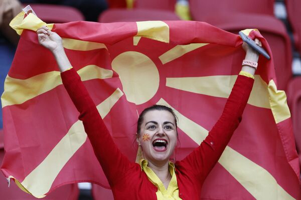 Болельщица Северной Македонии перед футбольным матчем группы C Евро-2020 между Северной Македонией и Нидерландами. - Sputnik Латвия