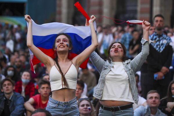 Российские болельщики на футбольном матче Евро-2020 между Бельгией и Россией. - Sputnik Латвия