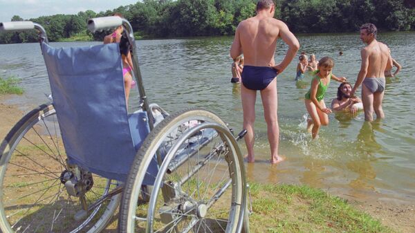 Инвалидная коляска на пляже - Sputnik Latvija