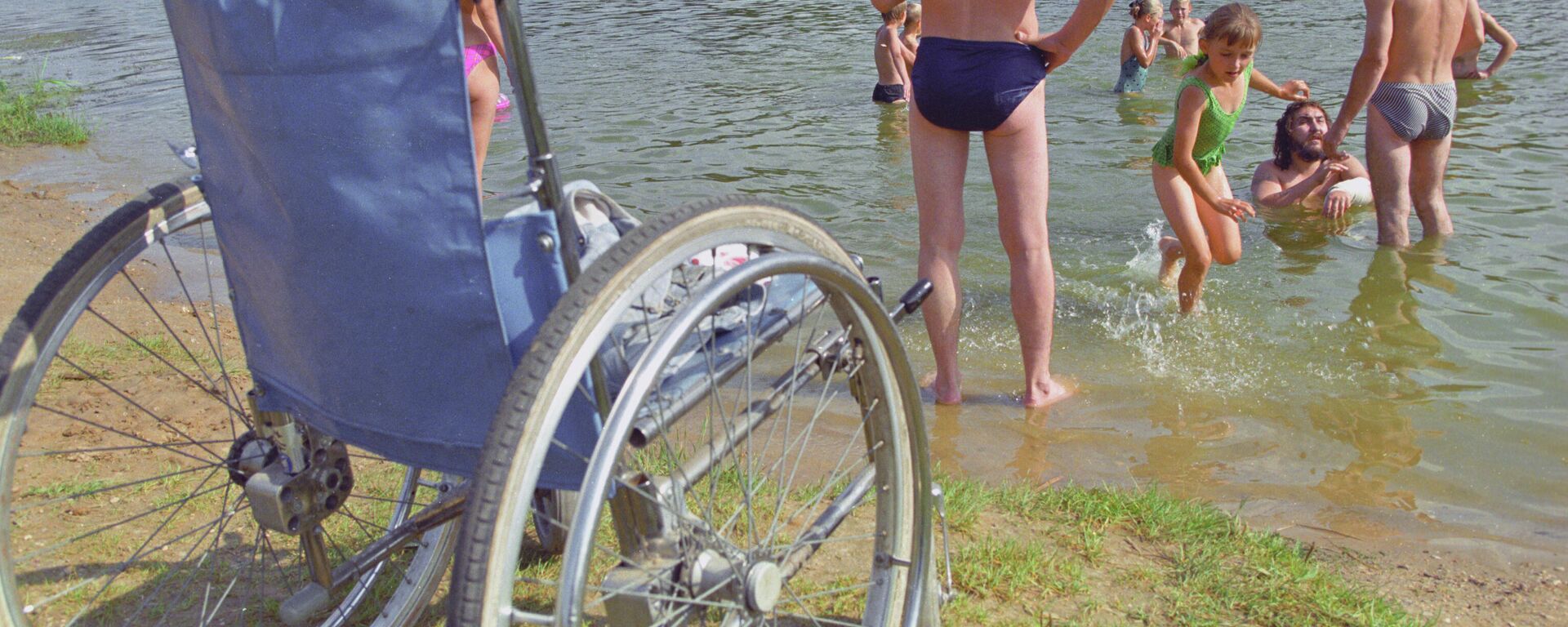 Инвалидная коляска на пляже - Sputnik Латвия, 1920, 21.12.2021