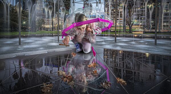 Снимок "Фонтан молодости" австралийского фотографа Adrian Donoghue, ставший финалистом в категории Portrait Story в конкурсе 2021 The International Portrait Photographer of the Year. Снимок "Фонтан молодости" австралийского фотографа Adrian Donoghue, ставший финалистом в категории Portrait Story в конкурсе 2021 The International Portrait Photographer of the Year. - Sputnik Латвия