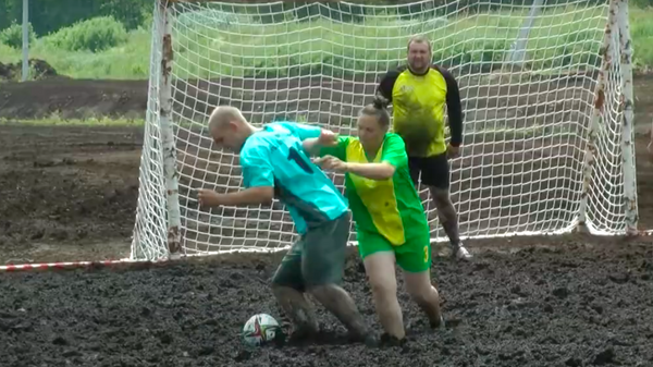 Белорусы сыграли в футбол на болоте, было грязно и зрелищно - Sputnik Latvija