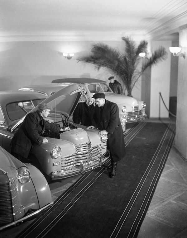 Veikala &quot;Automašīnas&quot; salons Bakuņina ielā Maskavā, 1949. gads - Sputnik Latvija