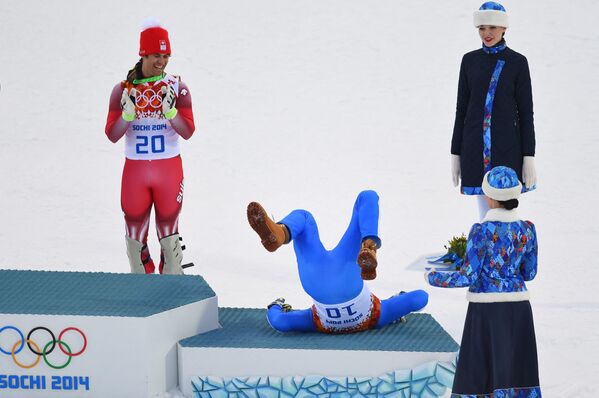 Итальянский горнолыжник Кристоф Иннерхофер упал во время церемонии награждения победителей соревнований на горнолыжном курорте Роза Хутор во время зимних Олимпийских игр в Сочи, 14 февраля 2014 года. - Sputnik Латвия