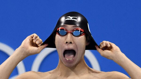 Японский пловец Хагино Косукэ готовится к участию в полуфинале мужского заплыва на 200 м вольным стилем во время соревнований по плаванию на Олимпийских играх в Рио-де-Жанейро, 2016 год - Sputnik Latvija