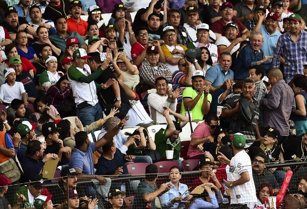 Люди в зале спасаются от бейсбольной биты во время матча Карибской бейсбольной серии на стадионе Томатерос в Кулиакане, штат Синалоа, Мексика, 5 февраля 2017 года. - Sputnik Латвия