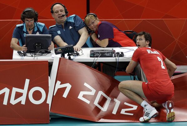 Игрок сборной Польши по волейболу во время матча против сборной Болгарии на летних Олимпийских играх в Лондоне, 31 июля 2012 года. - Sputnik Латвия