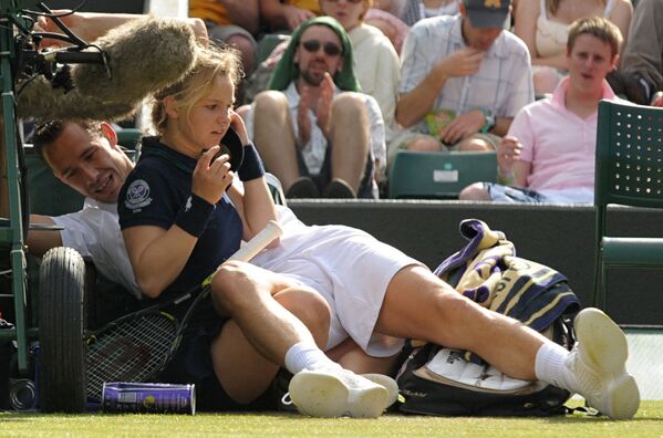 Французский теннисит Микаэль Льодра после столкновения с девушкой во время Уимблдонского турнира, 24 июня 2009 года. - Sputnik Латвия