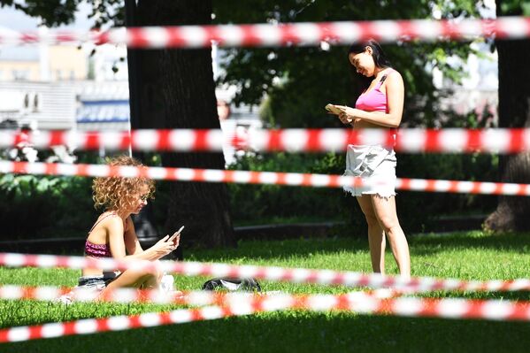 Gorkija parkā Maskavā ieviesti ierobežojumi, ņemot vērā epidemioloģiskās situācijas pasliktināšanos Gorkija parkā Maskavā ieviesti ierobežojumi, ņemot vērā epidemioloģiskās situācijas pasliktināšanos - Sputnik Latvija