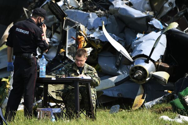 Krievijas Izmeklēšanas komitejas darbinieki lidmašīnas L-410 avārijas vietā Kemerovas apgabalā Krievijas Izmeklēšanas komitejas darbinieki lidmašīnas L-410 avārijas vietā Kemerovas apgabalā - Sputnik Latvija